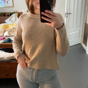 Stickad tröja - Stickad tröja i beige från h&m, storlek S😊 köparen står för frakten 💜