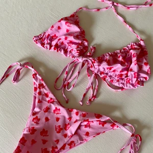 Bikini - SÅLD!!!!Snyggaste bikinin inför sommaren!!! Wow älskar den så mycket, men råkade beställa 2st så säljer den ena😆 jag skulle säga att den passar allt från S-L då den är stretchig och justerbar👍🏼 hör av er vid frågor🥰