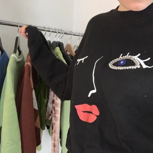 Cool tröja från bershka - Sweatshirt med ansikte från bershka! Strl xs men skulle säga att den passa s. Köparen står för frakt. Skriv privat om du är intresserad eller för mer info🤎🤎