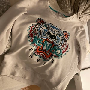 KENZO storlek S - Kenzo tröja i mycket fint skick. Finns ingenting att anmärka på. Använd enstaka gånger. Vill ha 866kr inkl spårbar frakt! 