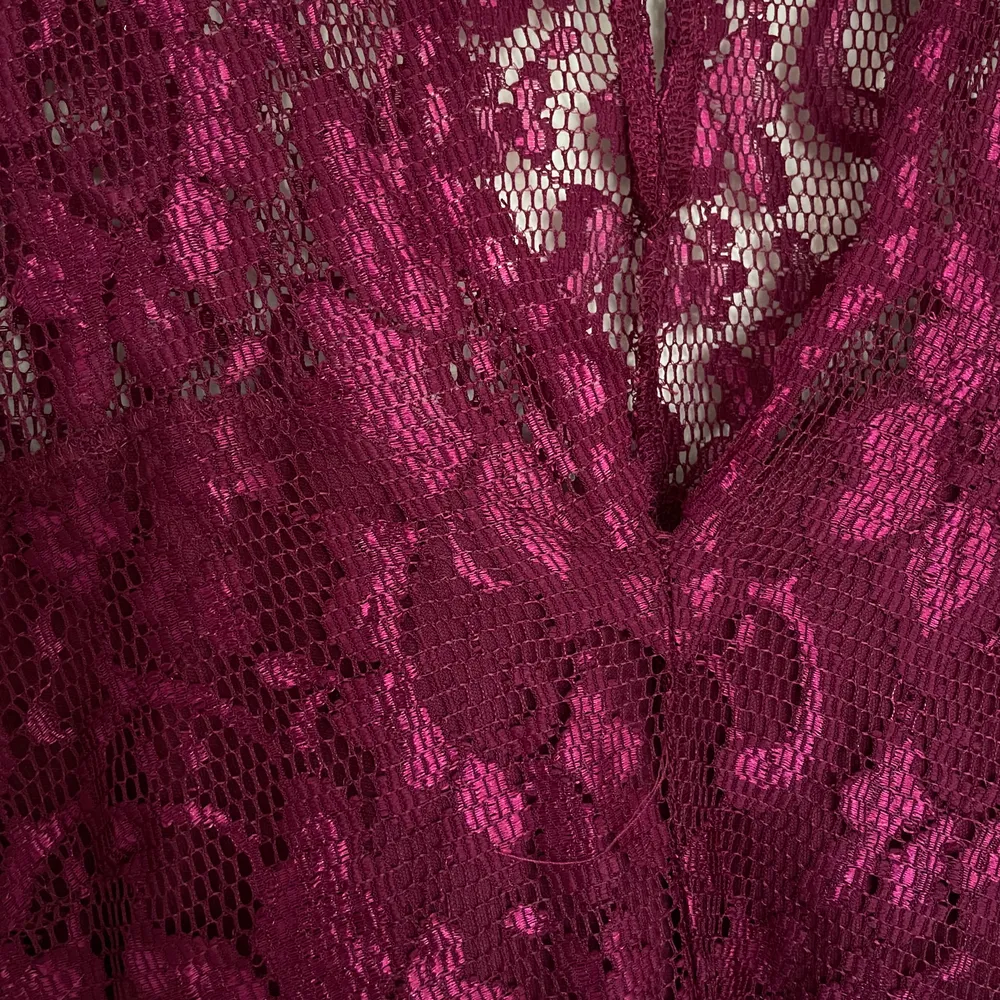 Lila-röd klänning från KappAhl i spets. Aldrig använd, i väldigt bra skick! Spårbar frakt med DHL inräknad i priset!!. Klänningar.