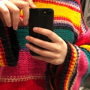 Stickad tröja - Stickad tröja i alla möjliga färger! Den slutar vid mina höftben och har jättecoola vida armar. Säljs för att den inte kommer till användning. Köpt för typ 500-600 för några år sedan men den är använd max 2 gånger. Står storlek M men den är oversized och passar allt från XS-L beroende på hur man vill att den ska sitta. 