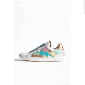 Zadig skor - Säljer dessa super fina skorna ifrån Zadig. De är i bra skick men ändå rätt användna. De är i storlek 37 men skulle även passa 36 och 38. Nypris är 3450kr men säljer för 1000. BUDA!! Skriv för egna bilder 💕 frakt tillkommer med 79kr 💕