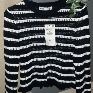 Zara tröja - Säljer helt ny zara tröja, aldrig anv me lappen kvar, buda från 150kr❤️ (andra bilden är inte min) (HÖGSTA BUD 360kr) Ingen av dem högst budande har svarat så köp direkt för 350kr❤️