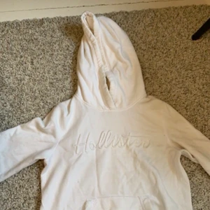 Snygg Hollister hoodie - En super snygg hollister hoodie som tyvärr knte kommer till användning längre i stolek S köpt för runt 299 eller 399 tror jag så säljer för 100 💖