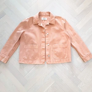 Jeans jacka Weekday  - Rosa korall färgad denim jacka från Weekday. Jackan är så gott som ny och passar perfekt till våren med en tjockare tröja under. 😍😇 Kontakta vid intresse och följ mig för fler jacor till salu.