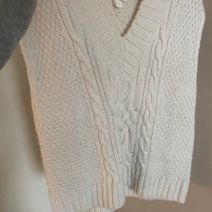 Stickad väst - Från hm använd en gång, fint skick. Pris kan såklart diskuteras❤️men köpt för 300. Storlek xs men passar större