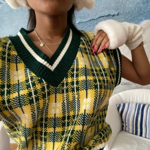 Rutig väst - Rutig väst, med oklart material men den är väldigt mysig och skön! Helt oanvänd. Du kan spåra paketet när du betalat😍