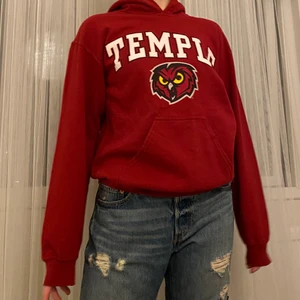 Vintage hoodie - Snygg, röd vintage hoodie med texten ”TEMPLE”. Jätte bra skick! Storlek herr S och modellen på bilden är 163 och dam XS-S. Tar bud från 199kr + frakt! 