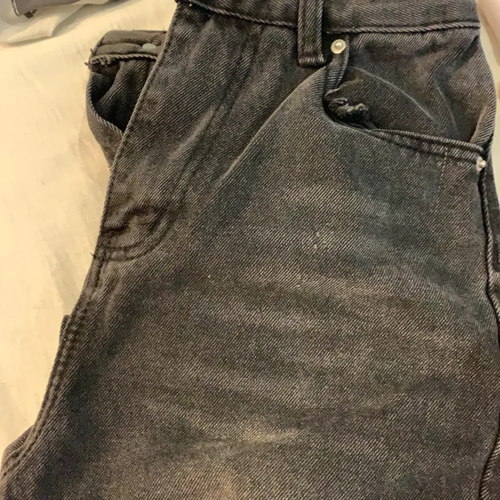 Skitsnygga jeans från Shein. Storlek S men skulle säga att dom är mer som XS. Lite mer grå än på hemsidan, syns på tredje bilden. Endast provade och säljer för att de var för små. Nytt pris var 249kr, jag säljer dom för 180kr med frakt inräknat.. Jeans & Byxor.
