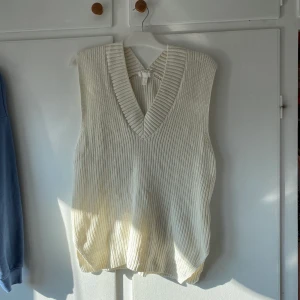 Väst från HM - Vit oversize väst från HM, slutsåld på hemsidan💖🌸