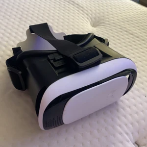 vr glasögon - jätte roliga, man ser bra i dom passar många mobiler. själv har jag en iphone 11 och passar perfekt