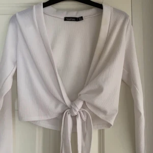 Omlott topp - Vit omlott topp från boohoo. Använd en gång. Storlek 36 men mer som 34. Pris 50kr