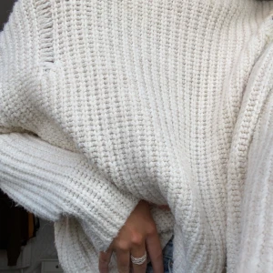 Polotröja från chiquelle  - Säljer min jättefina polo tröja från chiquelle. Jätte cool med snygga hål och slitningar som ska vara där. Säljer för 130kr + frakt 💖