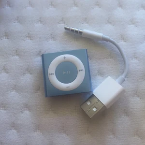 ipod shuffle - en liten mp3 spelare som man kan spela musik på. knappt andvända funkar som den ska!! finns en klip på baksidan så du kan sätta den på tröjan! säljer för 35 orginal pris är runt 400/500kr