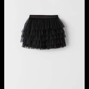 En jätte fin svart slutsåld kjol från zara, använd endast 1 gång. Storlek 13-14 år. Kom privat och snacka om priset💕💕💕