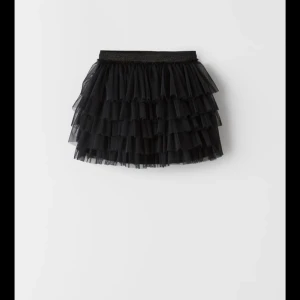 Svart slutsåld kjol från zara - En jätte fin svart slutsåld kjol från zara, använd endast 1 gång. Storlek 13-14 år. Kom privat och snacka om priset💕💕💕