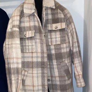Skjortjacka - Använt bara vid 3 tillfällen, säljer pga att den är för stor o lång för mig, är 158. Strl 38 (lång model). Köparen står för frakten eller så möts jag gärna upp någonstans i Malmö