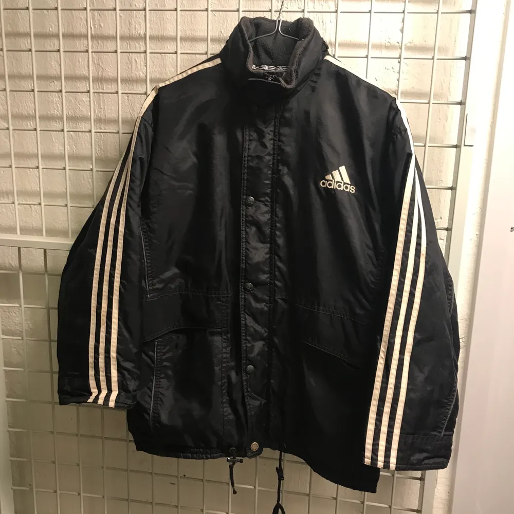 Varm jacka från adidas. Köpt second hand. Barnstorlek 152 men funkar på xs/s. Jackor.