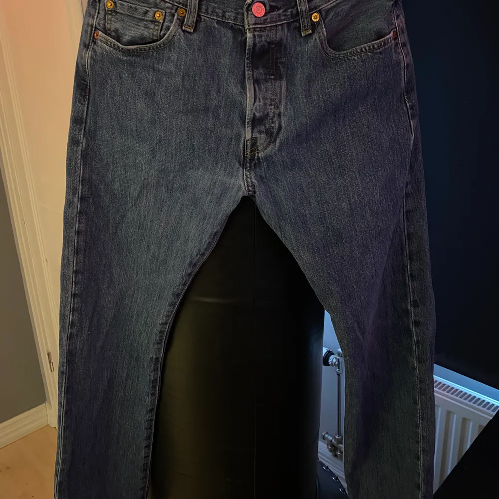 Ett par Blå 501 jeans från Levi’s i W30 L30 som jag köpt på Carlings. Pris kan alltid diskuteras!. Jeans & Byxor.