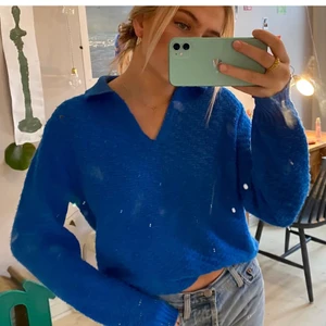 Stickad tröja - Jätte fin vintage stickad blå tröja! Liknar en som funnits på zara( BILDER från tidigare ägare) den är köpt här på plick nyligen och är i väldigt fint skick💙 den är i storlek S, skriv privat om ev fler bilder elr frågor💙 