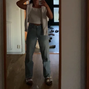 Jeans  - Säljer mina supersnygga jeans från monki då dem inte kommer till användning längre. I mycket bra skick. Säljer för 250 kr nypris 400! 