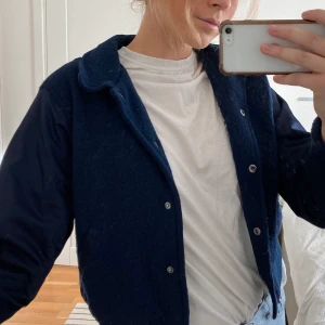 Jacka - As snygg jacka från carin Wester! Med olika tyg på armarna från resten av jacka och as cool modell med en färg som passar till allt🤩 köpt för några år sedan för 600kr säljer för 150kr i toppen skick trots väl använd💕 strl S passar mig som har vanligtvis M/L i jackor men blir väldigt liten och croppad sitter as snyggt på en S/XS (obs på bilden har jag lågmidjade jeans så går ungefär ned till höften på mig, är 180) frakt tillkommer