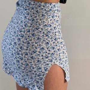 jättefin kjol som jag beställde från Instagram men tyvärr var för liten/kort för mig och därför säljer vidare - först den till kvarn + 30kr frakt