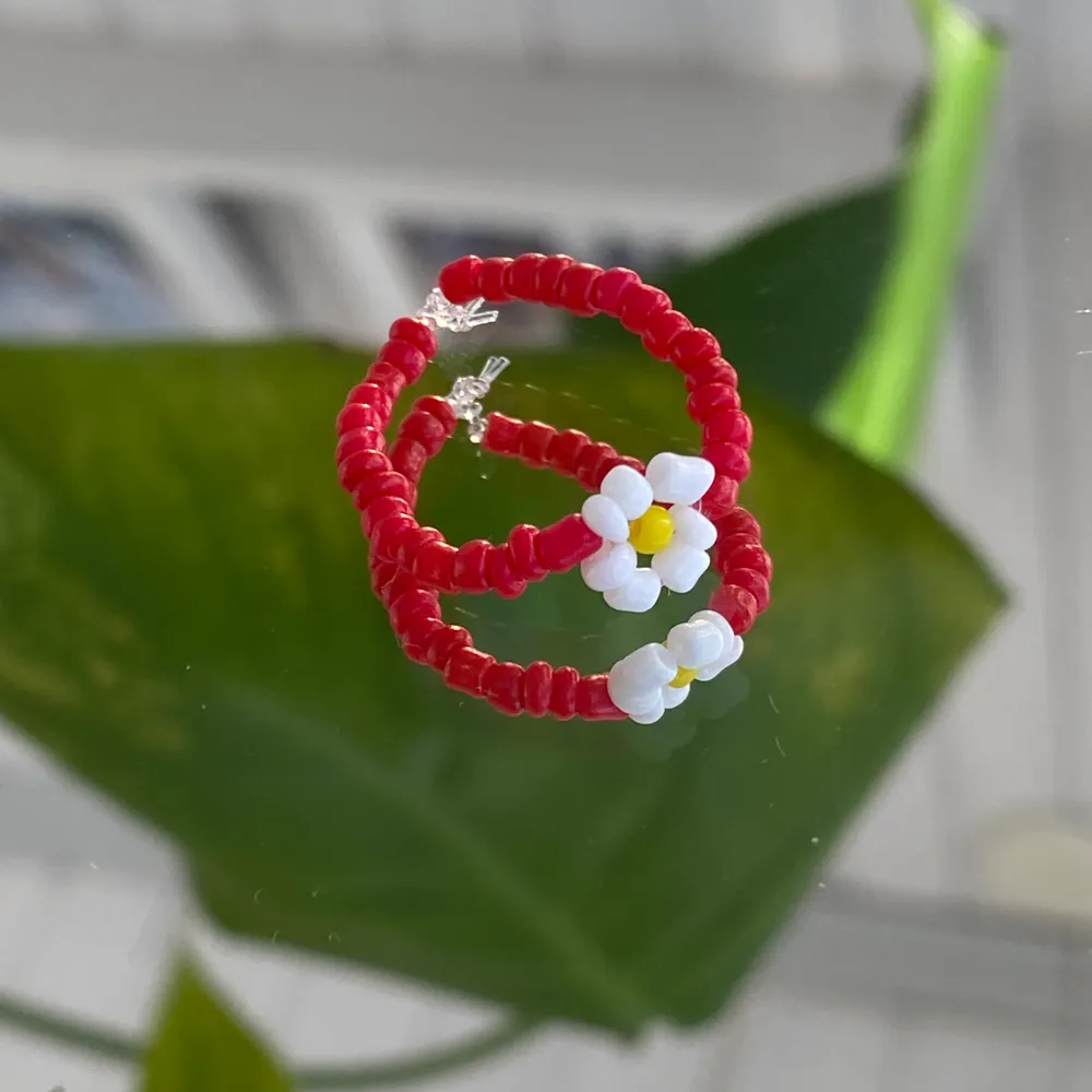 Röd ring med blomma, egentillverkad! ❣️                   Passar S-M                                                                         Säljer för 15kr + 12kr i frakt. Fraktpriset är det samma oavsett antalet ringar man köper ✨. Accessoarer.