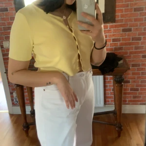 Gul assöt sommartopp!  - säljer min gula topp från princess polly eftersom att den inte är min stil längre! Köparen står för frakt!💛