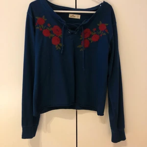 Tröja med blommor - Superfin tröja med broderade blommor och knyt framtill.💕 den är superskön men kommer ej till användning längre. Den är ifrån Hollister.