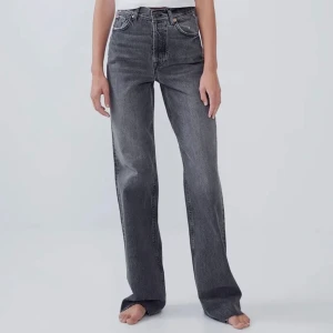 Gråa jeans från zara! - Gråa populära jeans från zara! Fina och användbara. Skriv för bilder! 💓💓