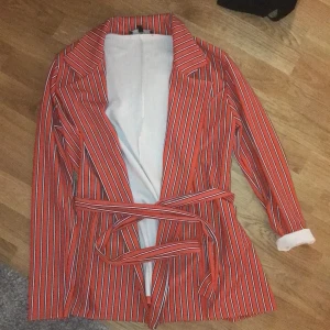 Asball randig kavaj😍 - Den ballaste orange, randiga kavajen från missguided med snörning/’bälte’ i midjan 🤤 OBS! Har tyvärr inte kvar byxorna 😭 