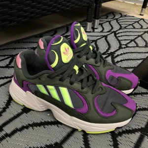 Adidas Torsion skor, som nya - Adidas Torsion skor, som nya •Storlek 40 •Unisex •Knappt använda, som nya. Hittar ingenting att anmärka på •Nypris när jag köpte dem: 1200 kr •Tvättade efter användning Finns på fler sidor. Först till kvarn. 🚫Djurfritt och rökfritt hem 📍Kan mötes upp i Mölnlycke 📬Kan skickas mot fraktkostnad(66 kr-skicka lätt) 