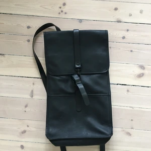 Rains väska/ryggsäck - Fin väska i bra skick, något sliten.