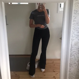 Crocker bootcut jeans - Svarta bootcut-jeans från crocker, riktigt snygga och bra passform🤎 Felfritt skick, säljer då de är lite för korta på mig som är 177 cm. (första bild lånad)