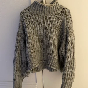 Grå stickad polotröja  - Grå stickad tröja köpt på hm, frakt tillkommer 🤩🤩
