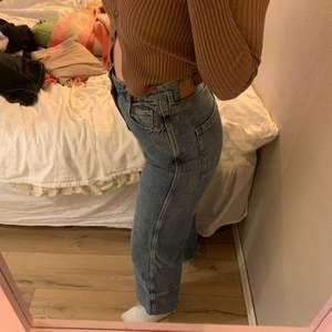 Blå vida jeans med sömdetaljer från Weekday. Modellen heter ”Slack”. Använda få gånger. Storlek 27. 200kr + frakt. 