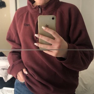 Sweatshirt - En superfin vinröd sweatshirt från Reebok med dragkedja. Köptes här på plick i höstas för 380kr men kom tyvärr inte riktigt till användning. Storlek M men passar både xs, s, m och l skulle jag säga. Tröjan har typ tre små ljusare fläckar men syns inte alls tydligt, skriv om jag ska skicka någon extra bild. Priset kan diskuteras💕