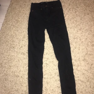Vanliga svarta raka jeans - Vanliga svarta  jeans i storlek xs, använda ett par gånger. Köparen står för frakten!