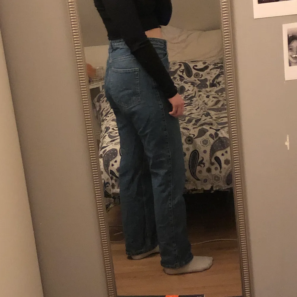Mörkblåa jeans från Weekday, jag är 170cm lång! Bra kvalitet! Orginalpris 500kr💖. Jeans & Byxor.