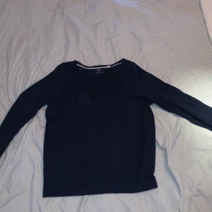 Gant tröja - En vintage gant tröja i marinblå färg som inte längre kommer till användning 💙