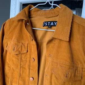 Manchester jacket  - Jag säljer en sjukt fin vår jacka i orange Manchester, jätte bra skick. Knappt använd. Från carlings i storlek M. Säljer den för 100kr, om det är fler som vill köpa, buda. Betalas med swish, köparen står för frakten. Skriv privat för mer bilder. 