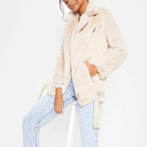 Pälsjacka (Faux Fur) stl XS & S - En helt ny jacka från pretty little thing, aldrig använt och prislapp finns kvar. Otrloigt mysig! Nypris är 50£ = 575kr. Säljer för 400 då den är helt ny. 