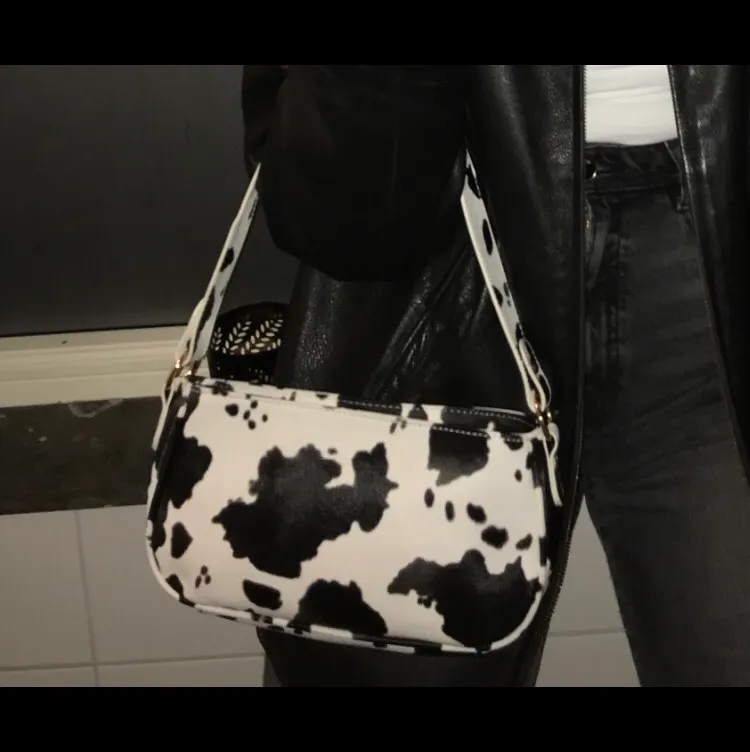 Cool handväska med ko mönster❤️. Väskor.