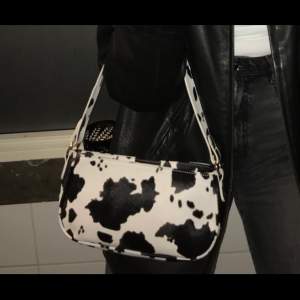 Cool handväska med ko mönster❤️