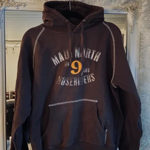 Trendig brun hoodie 🖤 - Säljer den här superfina bruna hoodien i storlek S 🖤 Den är i bra skick, och har en lite ”stelare” huva så att den sitter snyggt och inte bara hänger ned ❄️ Skriv privat om du har frågor!