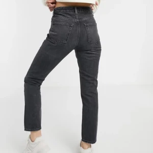 Seattle totter black jeans - Ett par supersnygga svarta jeans från weekday i modellen Seattle