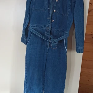 Jeansjumpsuit - Jättefin jumpsuit i jeans. Använd fåtal gånger. Storlek 36. Frakt tillkommer. 