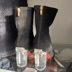 Boots med transparent klack - Svarta stövlar i sammetsmaterial med transparent klack. Aldrig använda! 